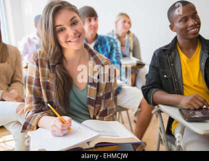 Teenager-Studentin lächelnd im Klassenzimmer Stockfoto