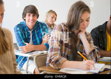 Teenager-Studentin lächelnd im Klassenzimmer Stockfoto
