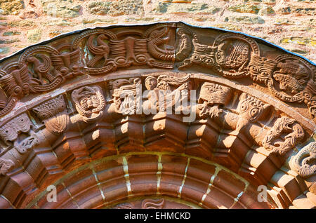 Norman Romanische Reliefs von Drachen und Fabelwesen, circa 1140, South Eingang der Kirche St. Maria und St. Stockfoto