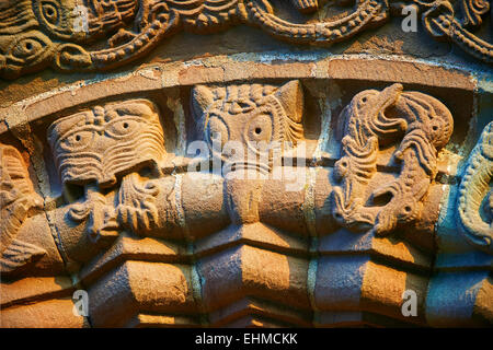 Norman Romanische Reliefs von Drachen und Fabelwesen, circa 1140, South Eingang der Kirche St. Maria und St. Stockfoto