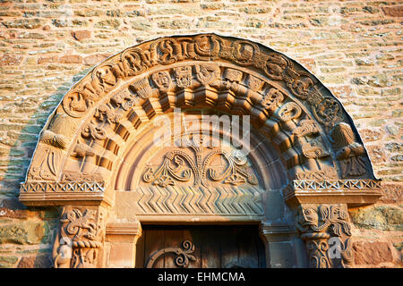 Norman Romanische Reliefs von Drachen und Fabelwesen, circa 1140, South Eingang der Kirche St. Maria und St. Stockfoto