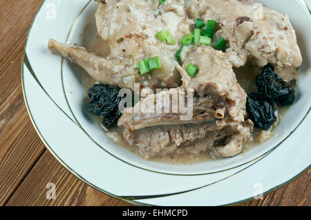 Lapin la Tournaisienne - Kaninchen in einer dunklen Sauce. Belgische Küche Stockfoto