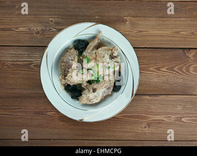 Lapin la Tournaisienne - Kaninchen in einer dunklen Sauce. Belgische Küche Stockfoto