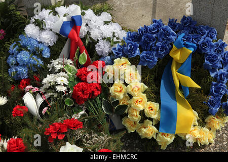 Kränze geschmückt mit russischen und ukrainischen nationalen Flaggen auf das Sowjetische Ehrenmal in Orechov in der Nähe von Brünn, Tschechische Republik. Stockfoto