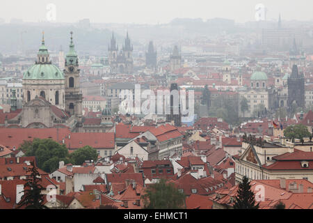 Sankt-Nikolaus Kirche in Mala Strana und der Teynkirche am Altstädter Ring betrachtet von Petrin-Hügel in Prag, Tschechische Republik. Stockfoto