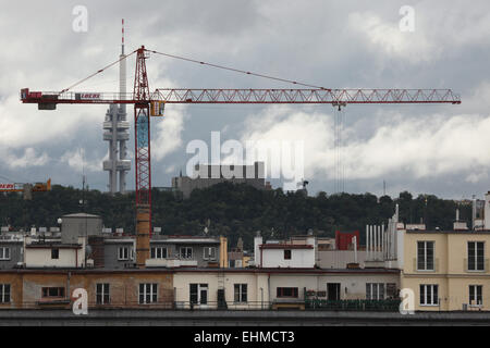 Heben Kran vor dem Zizkov Tower und Jan Zizka Denkmal am Hügel Vitkov in Prag, Tschechien. Stockfoto