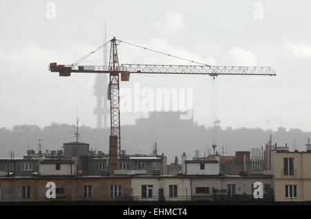 Heben Kran vor dem Zizkov Tower und Jan Zizka Denkmal am Hügel Vitkov in Prag, Tschechien. Stockfoto