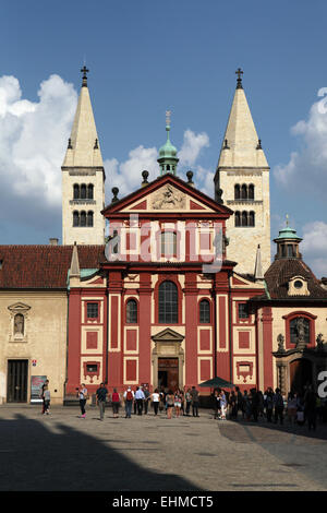 Saint George-Basilika auf der Prager Burg in Prag, Tschechien. Stockfoto