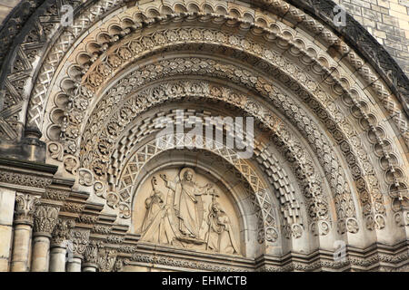 Jesus Christus segnet, St. Cyril und Methodius. Romanische Portal der St. Cyril und Methodius Kirche in Prag, Tschechien. Stockfoto