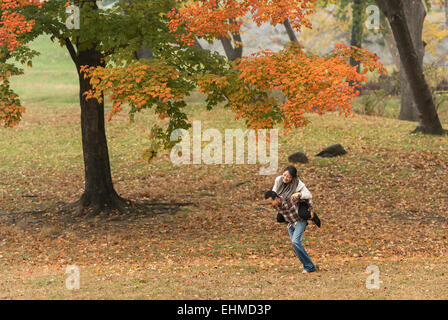 Mann mit Freundin Huckepack im park Stockfoto