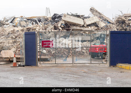 Northampton, UK. 16. März 2015. Greyfriars Busbahnhof nachdem er abgerissen gestern, einen riesigen Haufen von Schutt, die stattfinden wird, etwa 600 LKW und mehrere Wochen zu entfernen, bevor die unterirdischen Shops abgebrochen werden können. Bildnachweis: Keith J Smith. / Alamy Live News Stockfoto