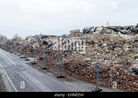 Northampton, UK. 16. März 2015. Greyfriars Busbahnhof nachdem er abgerissen gestern, einen riesigen Haufen von Schutt, die stattfinden wird, etwa 600 LKW und mehrere Wochen zu entfernen, bevor die unterirdischen Shops abgebrochen werden können. Bildnachweis: Keith J Smith. / Alamy Live News Stockfoto