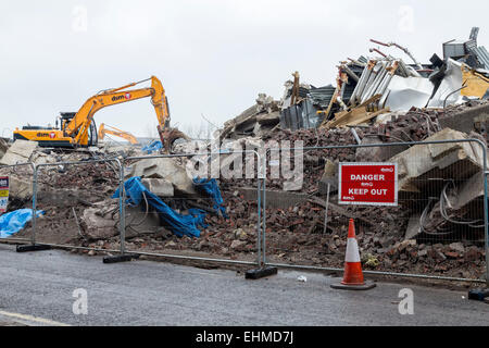 Northampton, UK. 16. März 2015. Greyfriars Busbahnhof nachdem er abgerissen gestern, einen riesigen Haufen von Schutt, die stattfinden wird, etwa 600 LKW und mehrere Wochen zu entfernen, bevor die unterirdischen Shops abgebrochen werden können. Bildnachweis: Keith J Smith. / Alamy Live News Stockfoto