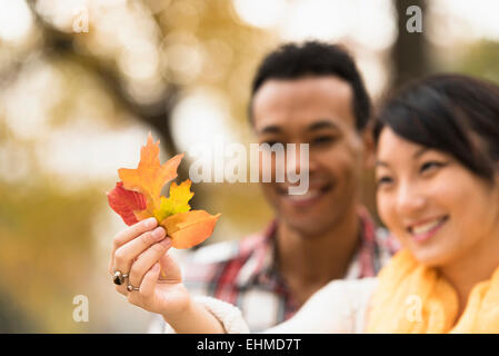 Paar Herbstlaub bewundernde im freien Stockfoto