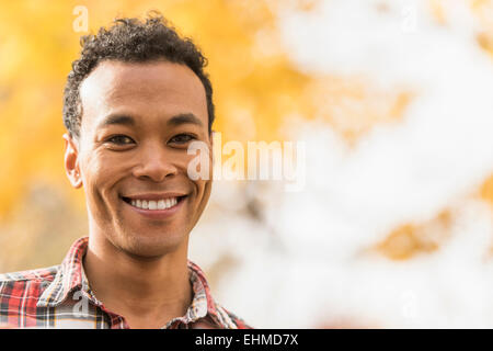 Gemischte Rassen Mann lächelnd im freien Stockfoto