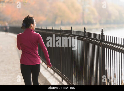 Asiatische Frau läuft auf Wasser Weg Stockfoto