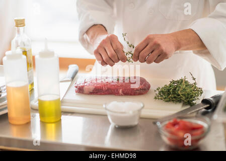 Koreanischen Koch würzen Fleisch in Küche Stockfoto