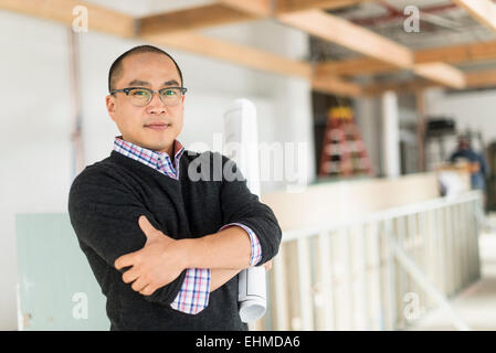 Koreanischer Geschäftsmann stand mit verschränkten Armen Stockfoto