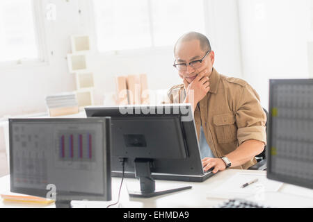 Koreanischer Geschäftsmann auf Computer am Schreibtisch arbeiten Stockfoto