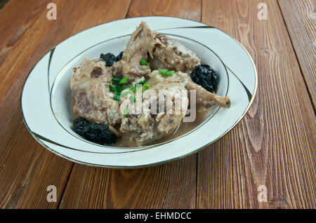 Lapin la Tournaisienne - Kaninchen in einer dunklen Sauce. Belgische Küche Stockfoto