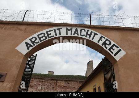 Torbogen mit dem Nazi-Motto Arbeit Macht Frei (Arbeit macht Sie frei) in der ehemaligen Gestapo Gefängnis in Terezin, Tschechische Republik. Stockfoto