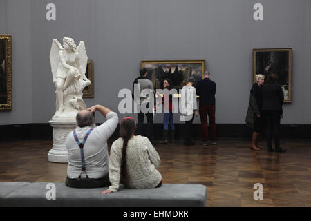 Besucher Blick auf das Gemälde "Insel der Toten" (1883) von Schweizer symbolistische Maler Arnold Böcklin in der Alten Nationalgalerie in Berlin, Deutschland angezeigt. Stockfoto