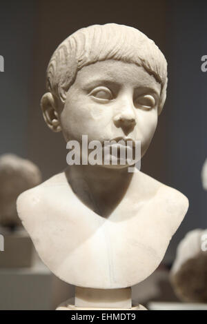 Bildnis eines Knaben. Römische Marmorbüste von um 100 n. Chr.. Altes Museum, Berlin, Deutschland. Stockfoto