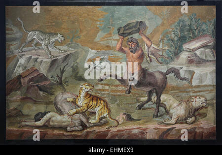 Zwei Zentauren kämpfen Raubkatzen. Römisches Mosaik aus der Villa Adriana, Tivoli, um 130 n. Chr.. Altes Museum, Berlin, Deutschland. Stockfoto