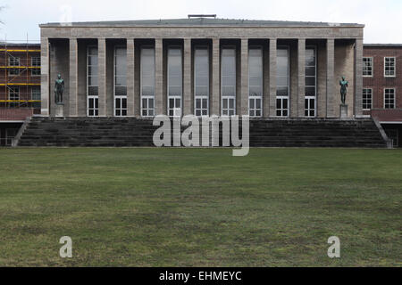 Haus des deutschen Sports (Haus des Deutschen Sports) entworfen von dem Architekten Werner März im Olympiapark Berlin, Deutschland. Stockfoto