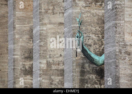 Siegerin (1936). Bronzestatue von Arno Breker vor das Haus des deutschen Sports im Olympiapark Berlin, Deutschland. Stockfoto