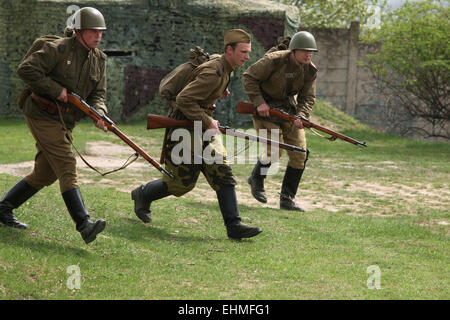 Re-enactment als sowjetische Soldaten verkleidet besuchen die Nachstellung der Schlacht bei Orechov (1945) in der Nähe von Brünn, Tschechische Republik. Die Schlacht bei Orechov im April 1945 war die größte Panzerschlacht in den letzten Tagen des zweiten Weltkriegs in Südmähren, Tschechoslowakei. Stockfoto