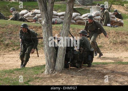 Re-enactment als Nazi-Soldaten verkleidet besuchen die Nachstellung der Schlacht bei Orechov (1945) in der Nähe von Brünn, Tschechische Republik. Die Schlacht bei Orechov im April 1945 war die größte Panzerschlacht in den letzten Tagen des zweiten Weltkriegs in Südmähren, Tschechoslowakei. Stockfoto