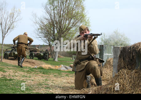 Re-enactment als sowjetische Soldaten verkleidet besuchen die Nachstellung der Schlacht bei Orechov (1945) in der Nähe von Brünn, Tschechische Republik. Die Schlacht bei Orechov im April 1945 war die größte Panzerschlacht in den letzten Tagen des zweiten Weltkriegs in Südmähren, Tschechoslowakei. Stockfoto