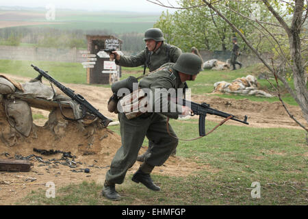 Re-enactment als Nazi-Soldaten verkleidet besuchen die Nachstellung der Schlacht bei Orechov (1945) in der Nähe von Brünn, Tschechische Republik. Die Schlacht bei Orechov im April 1945 war die größte Panzerschlacht in den letzten Tagen des zweiten Weltkriegs in Südmähren, Tschechoslowakei. Stockfoto