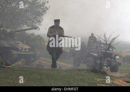 Re-enactment als sowjetische Soldaten verkleidet besuchen die Nachstellung der Schlacht bei Orechov (1945) in der Nähe von Brünn, Tschechische Republik. Die Schlacht bei Orechov im April 1945 war die größte Panzerschlacht in den letzten Tagen des zweiten Weltkriegs in Südmähren, Tschechoslowakei. Stockfoto