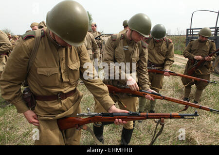 Re-enactment verkleidet als sowjetische Soldaten vorbereiten, die Schlacht bei Orechov (1945) in der Nähe von Brünn, Tschechien zu inszenieren. Die Schlacht bei Orechov im April 1945 war die größte Panzerschlacht in den letzten Tagen des zweiten Weltkriegs in Südmähren, Tschechoslowakei. Stockfoto