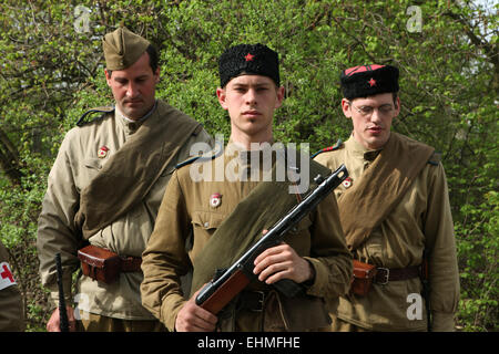 Re-enactment als sowjetische Soldaten verkleidet besuchen die Nachstellung der Schlacht bei Orechov (1945) in der Nähe von Brünn, Tschechische Republik. Die Schlacht bei Orechov im April 1945 war die größte Panzerschlacht in den letzten Tagen des zweiten Weltkriegs in Südmähren, Tschechoslowakei. Stockfoto