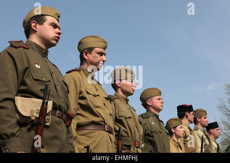 Re-enactment als sowjetische Soldaten verkleidet besuchen die Nachstellung der Schlacht bei Orechov (1945) in der Nähe von Brünn, Tschechische Republik. Die Schlacht bei Orechov im April 1945 war die größte Panzerschlacht in den letzten Tagen des zweiten Weltkriegs in Südmähren, Tschechoslowakei. Stockfoto