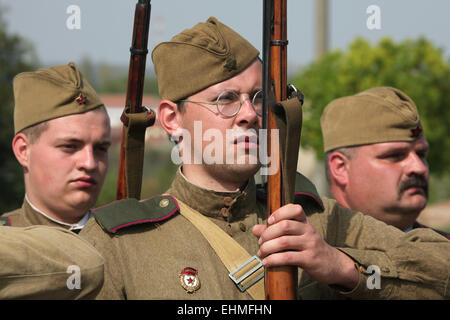 Re-enactment als sowjetische Soldaten verkleidet besuchen die Nachstellung der Schlacht bei Orechov (1945) in der Nähe von Brünn, Tschechische Republik. Die Schlacht bei Orechov im April 1945 war die größte Panzerschlacht in den letzten Tagen des zweiten Weltkriegs in Südmähren, Tschechoslowakei. Stockfoto