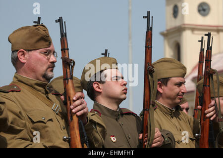 Re-enactment als sowjetische Soldaten verkleidet besuchen die Nachstellung der Schlacht bei Orechov (1945) in der Nähe von Brünn, Tschechische Republik. Die Schlacht bei Orechov im April 1945 war die größte Panzerschlacht in den letzten Tagen des zweiten Weltkriegs in Südmähren, Tschechoslowakei. Stockfoto