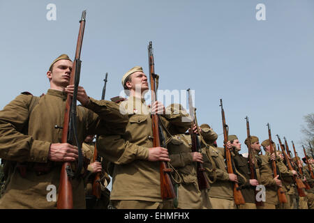 Re-enactment als sowjetische Soldaten verkleidet besuchen die Nachstellung der Schlacht bei Orechov (1945) in der Nähe von Brünn, Tschechische Republik. Die Schlacht bei Orechov im April 1945 war die größte Panzerschlacht in den letzten Tagen des zweiten Weltkriegs in Südmähren, Tschechoslowakei. Stockfoto