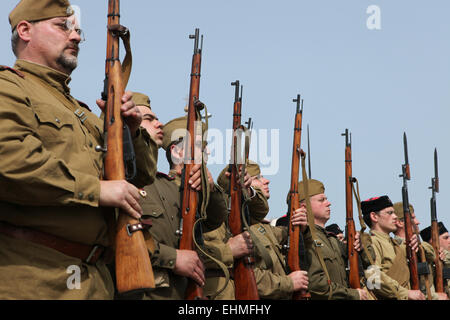 Re-enactment als sowjetische Soldaten verkleidet besuchen die Nachstellung der Schlacht bei Orechov (1945) in der Nähe von Brünn, Tschechische Republik. Die Schlacht bei Orechov im April 1945 war die größte Panzerschlacht in den letzten Tagen des zweiten Weltkriegs in Südmähren, Tschechoslowakei. Stockfoto