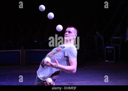 Talentierte Jongleur Alexander Koblikov (Ukraine) führt, während eine Zirkus-Show in Dresden, Deutschland. Stockfoto