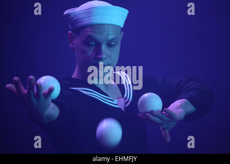 Talentierte Jongleur Alexander Koblikov (Ukraine) führt, während eine Zirkus-Show in Dresden, Deutschland. Stockfoto