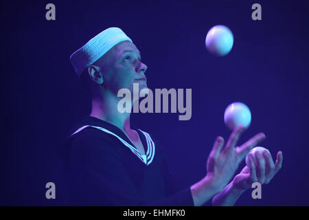 Talentierte Jongleur Alexander Koblikov (Ukraine) führt, während eine Zirkus-Show in Dresden, Deutschland. Stockfoto