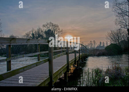 Ende des Winters Abendsonne über dem Fluss Test, Test Valley, Hampshire. Stockfoto