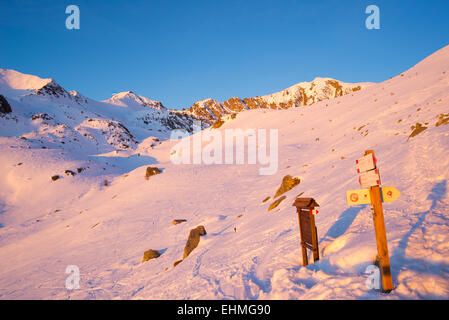 Rosa rötlich weichen Licht leuchtenden Schneehänge mit majestätischen Berggipfeln im Hintergrund. Italienischen Alpen im Spätwinter Stockfoto