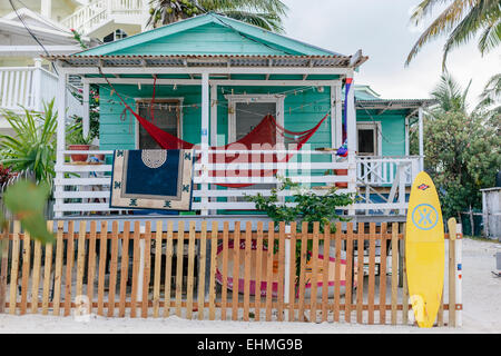 Farbenfrohe Surfer-Hütte auf Caye Caulker, Belize Stockfoto