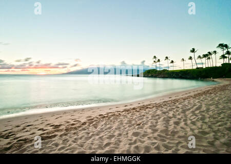 Langzeitbelichtung der berühmten Kaanapali Beach in West Maui bei Sonnenuntergang Stockfoto