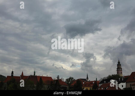 Schlossturm gesehen über Ziegeldächer in Cesky Krumlov, Südböhmen, Tschechien. Stockfoto